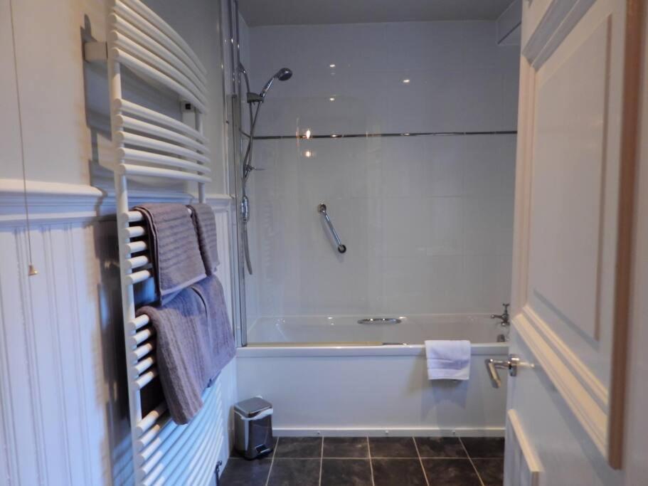 3 Bedroom Attached To Host Free Parking Perth