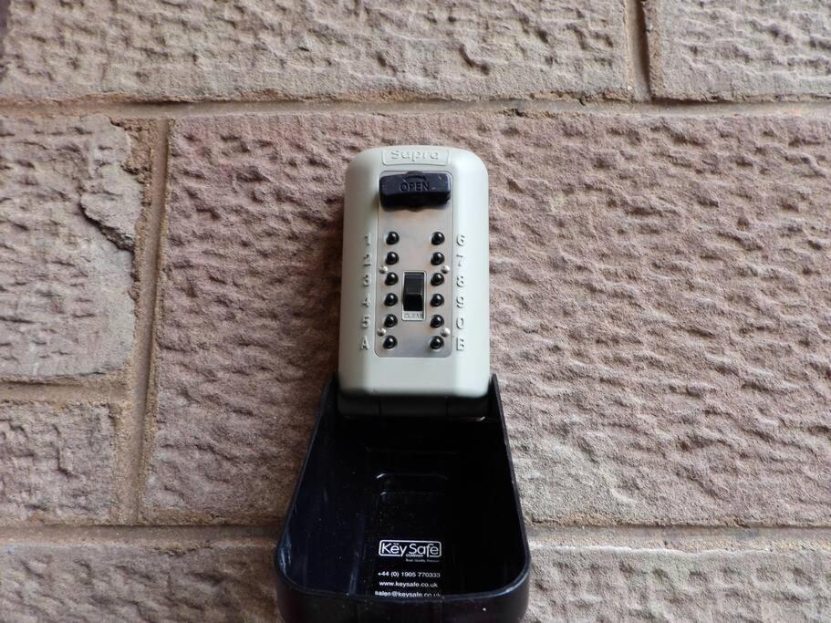 Apartment 3 Bedroom Attached To Host Free Parking *